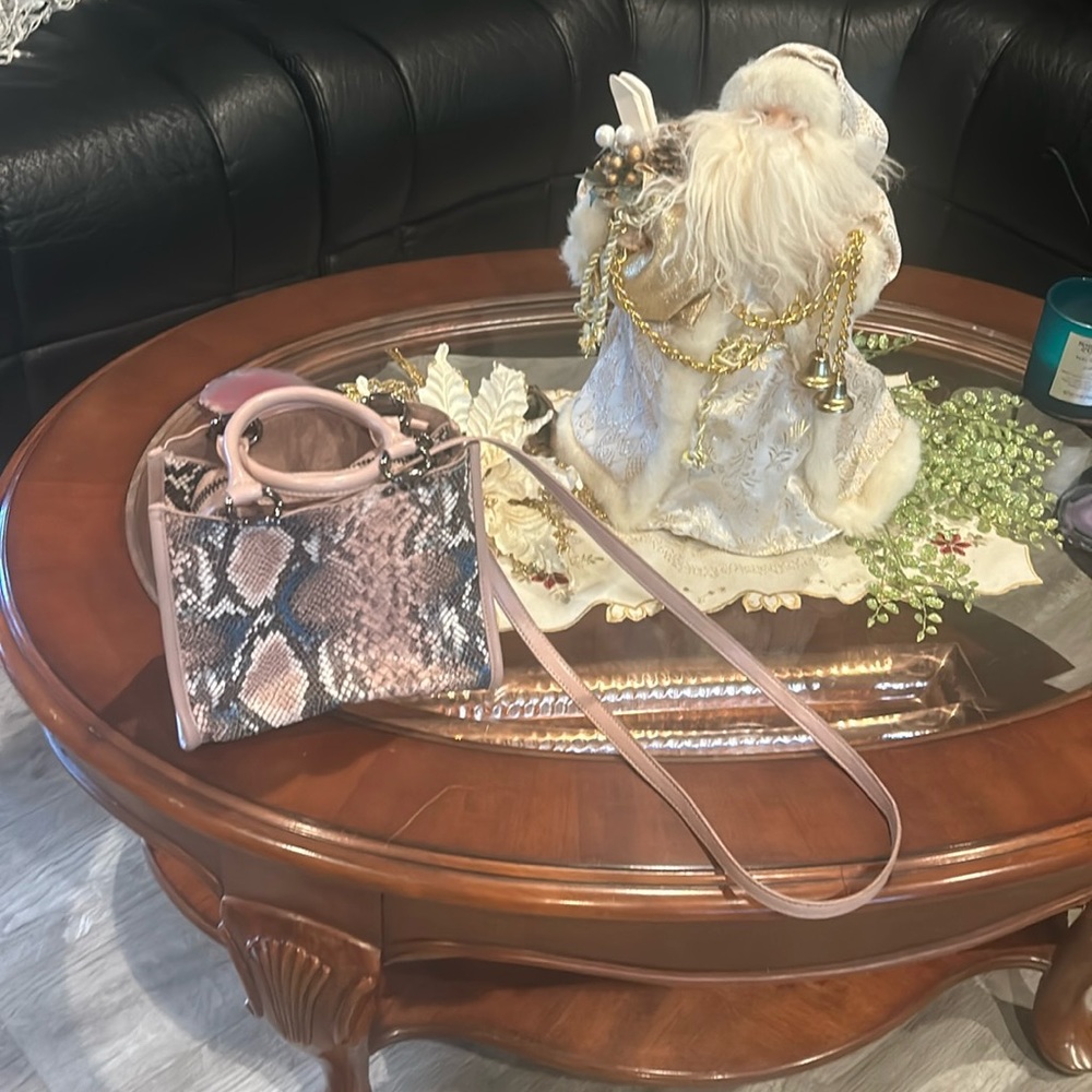 BEAUTIFUL FAUX CROSS BODY PURSE
